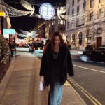 Stéphanie Durant Instagram - Outfits in London 🇬🇧

Quel est votre look préféré ? ✨