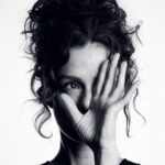 Özge Özpirinçci Instagram – Ben sisteme hep meydan okuyacağım, her zaman asi olacağım. Çok sevdiğim bir söz var, “Kendinizden şüphe duymanızdan fayda sağlayan bir toplumda kendinizi sevmek en büyük meydan okumadır”, benim zaten en büyük meydan okumam kendimi olduğum gibi sevmem ve kabul etmemdi. Bununla ilgili rahatsızlık duyan birini gördüğüm zaman çok hoşuma gidiyor.
Aralık’23 @hakangence röportajı.