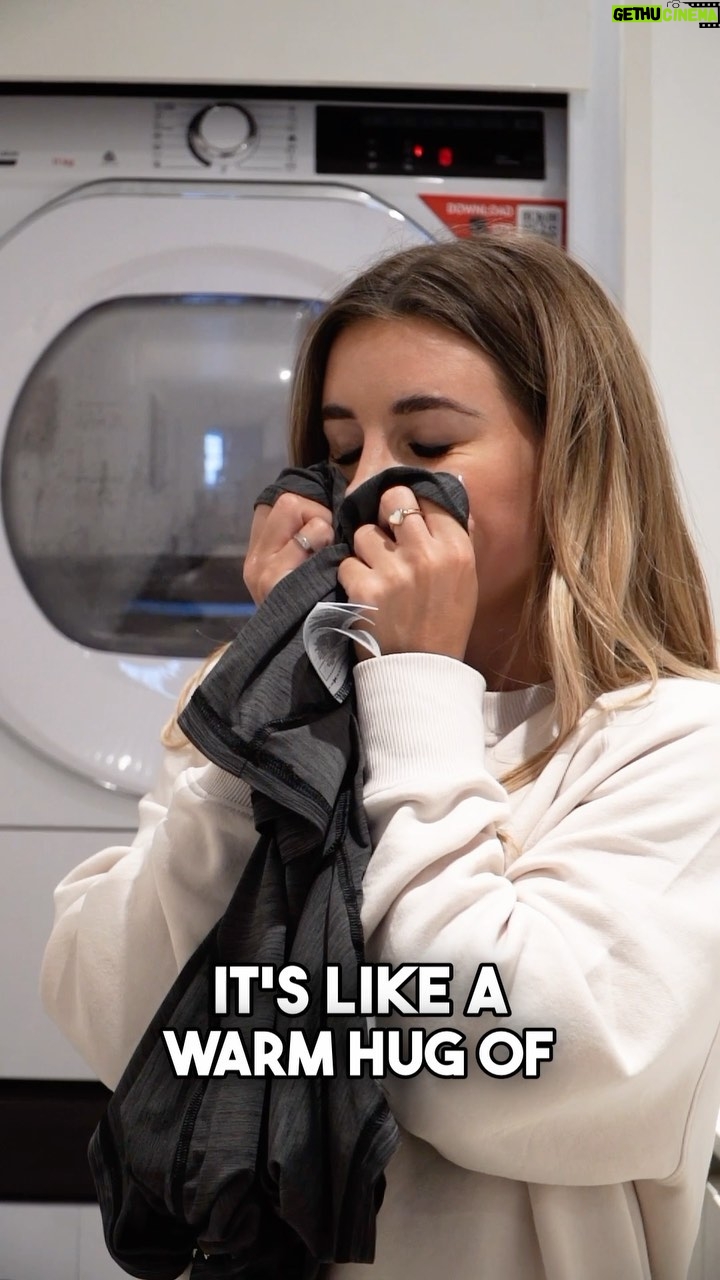 Dani Dyer Instagram - This Christmas, Iβm gifting everyone the Dream Winter Indulgence Duo of course, cos as we all know lifeβs Perf with Surf ππ The Surf Winter Indulgence Laundry Detergent the Comfort Winter Indulgence Fabric Conditioner leaves long lasting fragrance of Vanilla & Oud. What more could you want this Christmas? βοΈ π§¦π #AD
