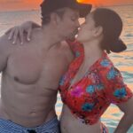 Scarlet Ortiz Instagram - Refelizzzzz 24 años juntos para nosotros los BurkleOrtiz 🥳🍾❤️❤️ Como dice la canción “ la vida es hermosa” pero lo es más si te tengo a mi lado @yulburkle Gracias por 24 años de estar en las buenas y en las malas! Te Amo mi Precioso y que Dios nos siga colmando de bendiciones 🙌🏻 
24 años juntos y contando… ❤️❤️
 Gracias a todos por sus buenos deseos 😘 #felizaniversario #24 #happyanniversary #pareja #losbürkleortiz #yulburkle #scarletortiz #nosotros #amordelbueno❤️