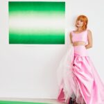 Clara Galle Instagram - Simplemente no sé explicar cuánta ilusión había dentro de mí ese día, @felixvaliente lo sabe mejor que yo, gracias por estas fotos y por querer inundar una galería de alegría. 
Gracias por la entrevista, @magazinelavanguardia , poner interés en los proyectos que vienen y darme un huequito para expresarme. 🩷 @lavanguardia 
Aún no me creo haber sido fotografiada en esta galería rodeada por la obra de Herbert Bayer, Anish Kapoor y Lucas Simões. ✨