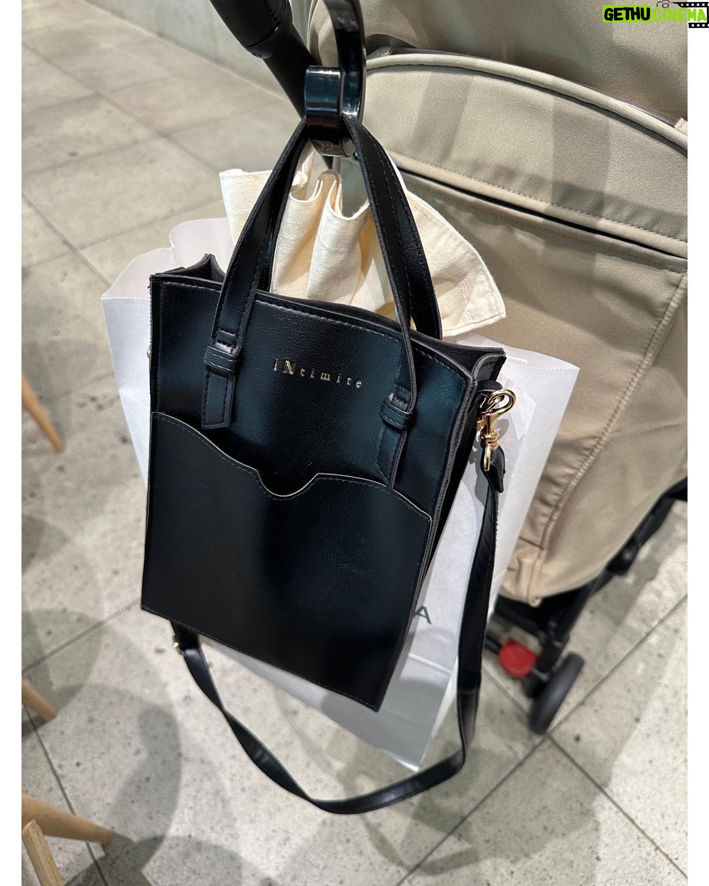 Nozomi Sasaki Instagram - ❤︎
今日も、#iNtimite ブランドBookのbag!ベビーカーにもフックを付けてかけてる。
撮影終わって少し休憩☕️
こういう時間も大事👍