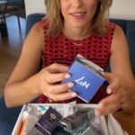 Elizabeth Banks Instagram - A little holiday unboxing with @no7usa! 🎁😍