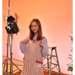 Nozomi Sasaki Instagram - この度、
ドリフに“大挑戦”させていただきました！😆
幼い頃から見ていたので、こうして出演できて大変光栄でした！📺
元日は17時から、おいしいご飯を食べながら、そしてまったりしながら、この番組を見て大笑いして欲しいなと思います。ぜひ見て下さい！🎍

#ドリフに大挑戦スペシャル
#肥後克弘 さん
#勝地涼 さん
#永尾柚乃 さん

=====
フジテレビでは、2024年１月１日（月）17時から『ドリフに大挑戦スペシャル』の第５弾を放送！この番組は2021年９月に第１弾が放送され大きな反響を呼ぶと、その後も多くのドリフ大好き芸能人が加わり、まさに脈々と“ドリフの世界観”を受け継いできたトリビュート番組。今年の元日に引き続き２年連続で、“新年初笑い”をお届け！

■今回も俳優、声優、芸人とあらゆるジャンルから“ドリフの世界観”に飛び込む！
すでに出演が決定している松本幸四郎に加え、さらに“ドリフを愛する”新メンバーが大集結！俳優界からのニューフェースはなんと佐々木希が登場！「幼い頃から見ていたので、こうして出演できてすごくうれしかったです」と話す佐々木が挑戦したのは“息を合わせて餅つき”と“あなた行かないで”のコント！俳優として活躍を続ける佐々木だが、今回はバラエティー仕様のメークと、衣装に身を包み“ドリフ”の世界に大挑戦！なかでも“餅つき”は『ドリフ大爆笑』（フジテレビ系／1977年～）で加藤茶と志村けんさんが、息の合ったやり取りでお茶の間の爆笑をさらった“ドリフ”の代名詞的コント！さまざまな映像作品でその魅力を発揮してきた佐々木が、吉村崇（平成ノブシコブシ）とともにコントの世界でどのように輝くのかご期待いただきたい。
