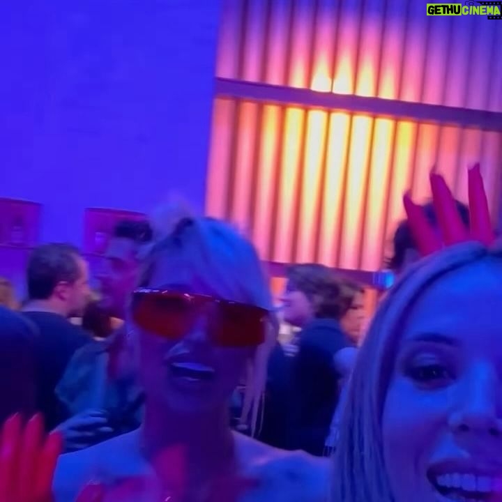 Jésica Cirio Instagram - Les muestro un poquito de lo que vivimos ayer en la fiesta de fin de año de @telefe 🥳🙌🏻 Amo ser parte de un canal que me trata con tanto cariño y amor hace tantos años. @darioturo @guillermo.pendino @andrea_tuozzo @fedelevrino ❤️
Mi look:
✨ @iman_official