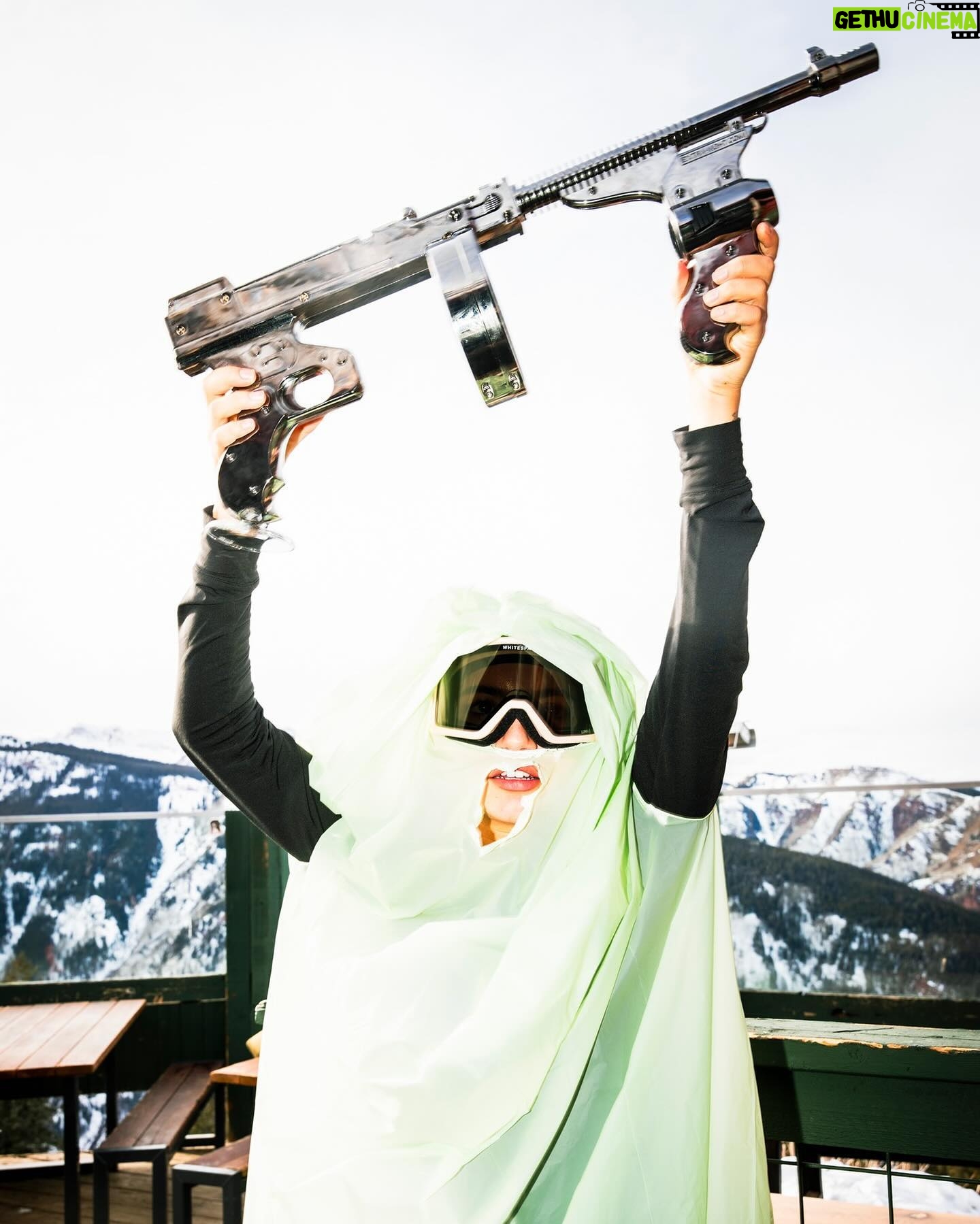 Isabela Merced Instagram - Great way to end the year with snowboarding lessons from @shaunwhite and the nicest gear from @whitespace_____ with an unmatched crew of amazing people 🤧 Couldn’t feel more grateful for everyone who made this experience possible. Love me some @nina & @shaunwhite 💞🏂 Best trip ever!!!!
📸: @mikedawsy & @_nickradford