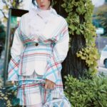 Riisa Naka Instagram - オーバーサイズのマドラスチェック🤍
ドラマチックなホワイトフリル🤍

Vivienne Westwoodの優しさと強さが大好き🤍

@viviennewestwoodjapan
#VivienneWestwood
#ヴィヴィアンウエストウッド
#PR