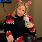 Elizabeth Banks Instagram - Merry Chrysler! And cheers to doing the bare minimum at work today 👀