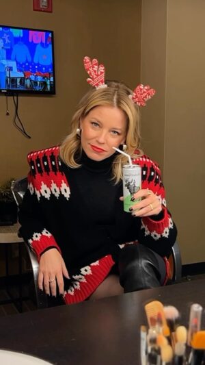 Elizabeth Banks Instagram - Merry Chrysler! And cheers to doing the bare minimum at work today 👀