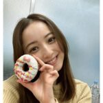 Nozomi Sasaki Instagram - 現場でドーナツを差し入れしました🍩
クリスマスのリースのドーナツをオーダーして#イクミママ に作っていただきました！可愛い！
それとは別に、我が家用のシンプルなドーナツも10個オーダー。優しい味がたまらない！好き！写真撮る前に思わず食べてしまい失礼😅
