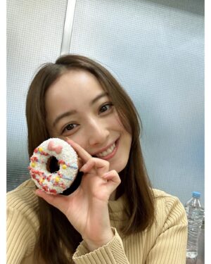 Nozomi Sasaki Instagram - 現場でドーナツを差し入れしました🍩
クリスマスのリースのドーナツをオーダーして#イクミママ に作っていただきました！可愛い！
それとは別に、我が家用のシンプルなドーナツも10個オーダー。優しい味がたまらない！好き！写真撮る前に思わず食べてしまい失礼😅