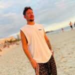 Nicolás Vázquez Instagram - Mate, playa y besos! 
@gimeaccardi 🧚🏼‍♂️❤️‍🔥