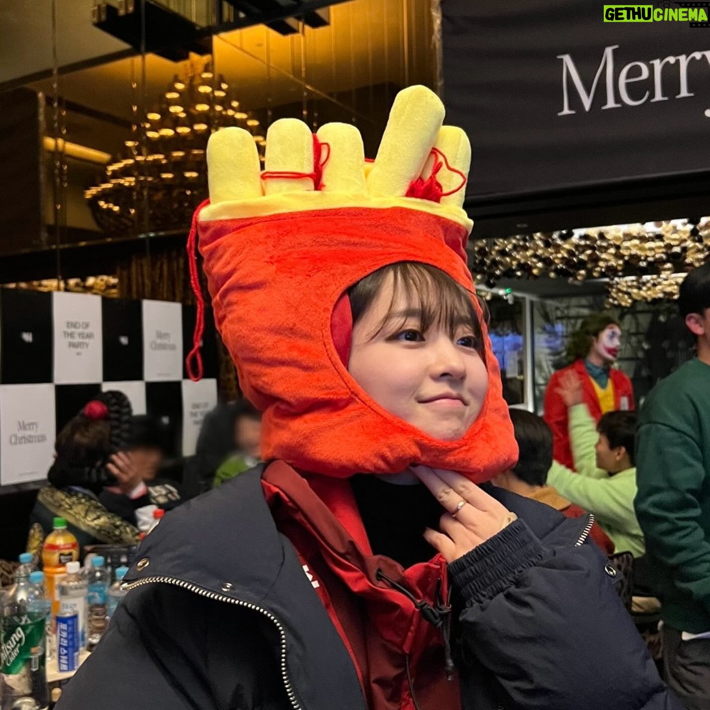 Park Bo-young Instagram - BH 식구들이랑 미리 크리스마스❤️💚