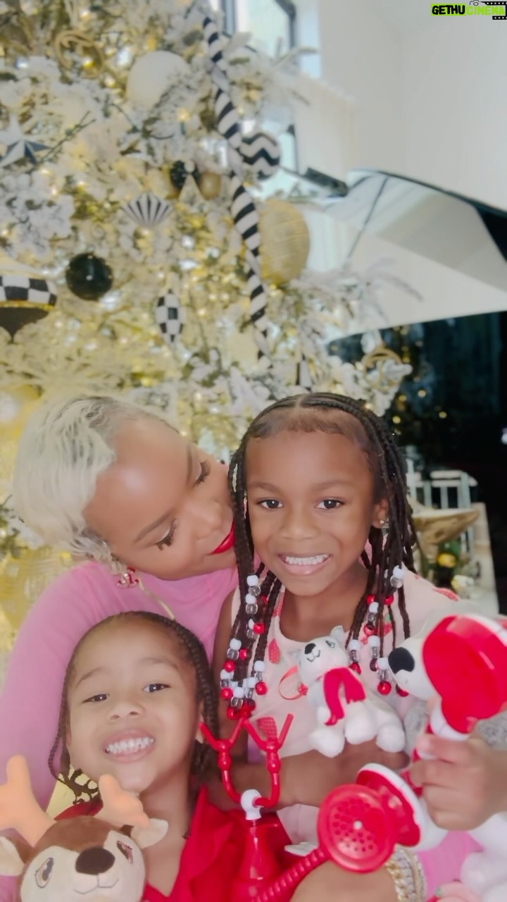 LeToya Luckett Instagram - ✨2in1✨
My favorite time of year is here !!!
The Holidays are a blast, but this hair and scalp is giving ash 🫢 Thanks to @mielleorganics new Rosemary Mint pomade to oil scalp quencher my hair will be all the glow just in time for Christmas 🎄🎅🏽