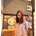 Nozomi Sasaki Instagram - この度、
ドリフに“大挑戦”させていただきました！😆
幼い頃から見ていたので、こうして出演できて大変光栄でした！📺
元日は17時から、おいしいご飯を食べながら、そしてまったりしながら、この番組を見て大笑いして欲しいなと思います。ぜひ見て下さい！🎍

#ドリフに大挑戦スペシャル
#肥後克弘 さん
#勝地涼 さん
#永尾柚乃 さん

=====
フジテレビでは、2024年１月１日（月）17時から『ドリフに大挑戦スペシャル』の第５弾を放送！この番組は2021年９月に第１弾が放送され大きな反響を呼ぶと、その後も多くのドリフ大好き芸能人が加わり、まさに脈々と“ドリフの世界観”を受け継いできたトリビュート番組。今年の元日に引き続き２年連続で、“新年初笑い”をお届け！

■今回も俳優、声優、芸人とあらゆるジャンルから“ドリフの世界観”に飛び込む！
すでに出演が決定している松本幸四郎に加え、さらに“ドリフを愛する”新メンバーが大集結！俳優界からのニューフェースはなんと佐々木希が登場！「幼い頃から見ていたので、こうして出演できてすごくうれしかったです」と話す佐々木が挑戦したのは“息を合わせて餅つき”と“あなた行かないで”のコント！俳優として活躍を続ける佐々木だが、今回はバラエティー仕様のメークと、衣装に身を包み“ドリフ”の世界に大挑戦！なかでも“餅つき”は『ドリフ大爆笑』（フジテレビ系／1977年～）で加藤茶と志村けんさんが、息の合ったやり取りでお茶の間の爆笑をさらった“ドリフ”の代名詞的コント！さまざまな映像作品でその魅力を発揮してきた佐々木が、吉村崇（平成ノブシコブシ）とともにコントの世界でどのように輝くのかご期待いただきたい。