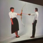 Clara Galle Instagram - Cogí un vuelo sola a Londres, me quiero quedar. 🕷️🖤

-Foto hecha por un desconocido. Tate Modern. Leonardo Drew (“Number 185”) 
- BEN wiiiiii
- Led Zeppelin ⚡️
- RA. Marina Abramović (“Balkan Baroque”)
- Fotos hechas con desechable✨
- Alguien me regaló un cinnamon roll!! 🥹
- RA. Marina Abramović (“Rest Energy”)
- I needed a hug 🥲🌲
- Se me puso la piel de gallina al pasar por esa puerta!! Es curioso, he sentido que he cruzado una muy importante durante este viaje. RA. Marina Abramović 
- Reflejo n°22