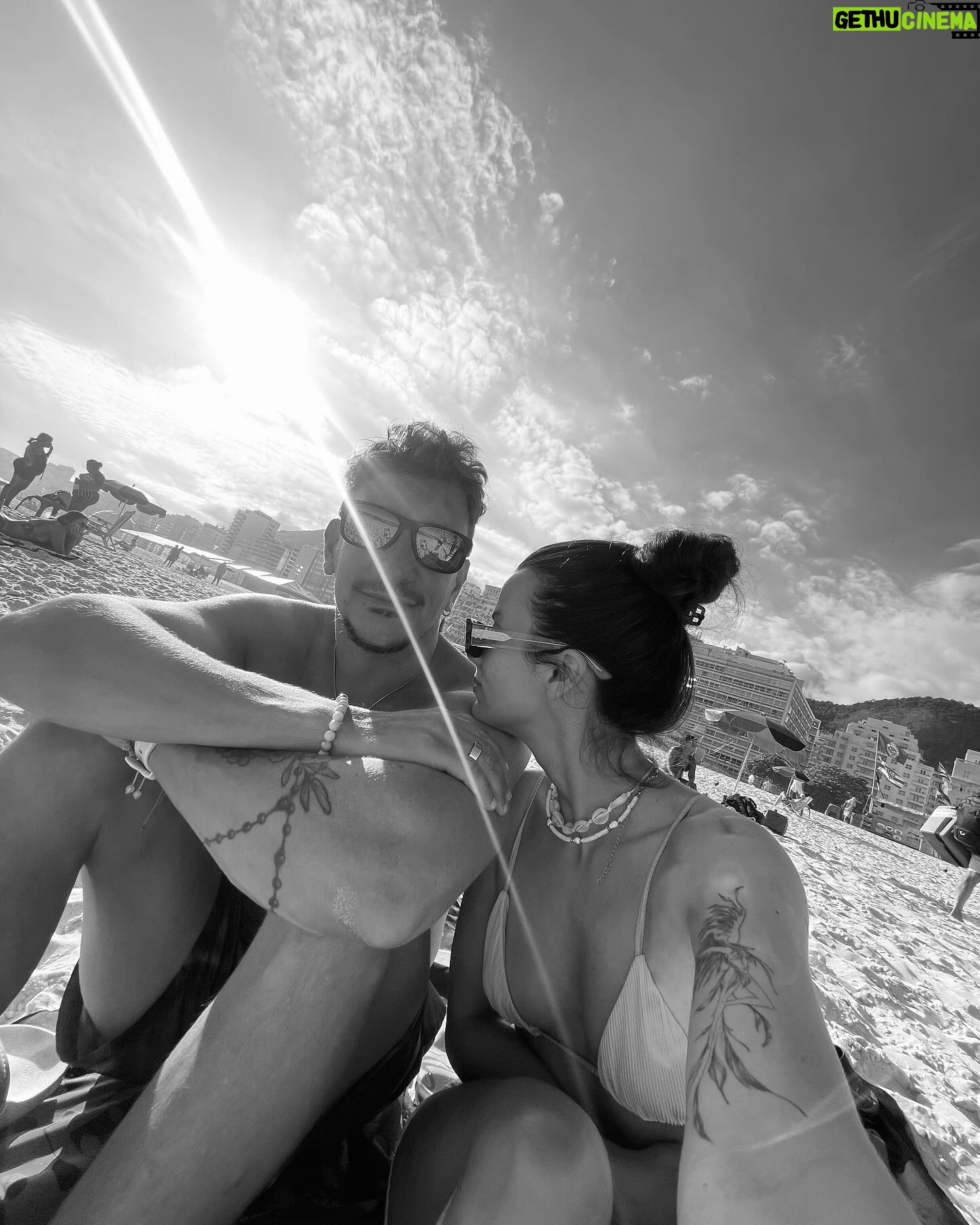 Nicolás Vázquez Instagram - Mate, playa y besos!
@gimeaccardi 🧚🏼♂️❤️🔥