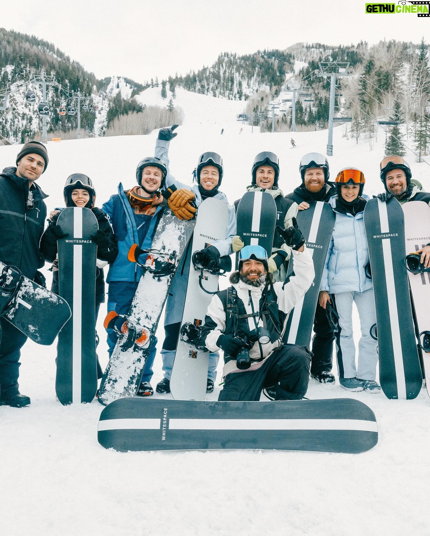 Isabela Merced Instagram - Great way to end the year with snowboarding lessons from @shaunwhite and the nicest gear from @whitespace_____ with an unmatched crew of amazing people 🤧 Couldn’t feel more grateful for everyone who made this experience possible. Love me some @nina & @shaunwhite 💞🏂 Best trip ever!!!!
📸: @mikedawsy & @_nickradford