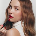 Maude Apatow Instagram – sleigh 🎅🏼💋 @armanibeauty #armanibeauty #holidayglam