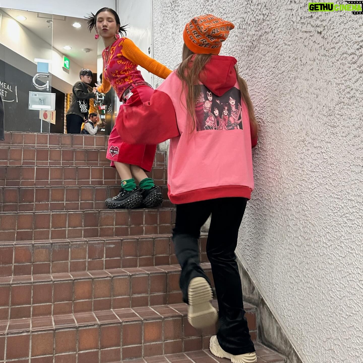 Riisa Naka Instagram - 2023年のポップアップもご来場いただき本当にありがとうございました🏠🩷✨🎄🩷🎅🏻今年も幸せな4日間でした🥹🩷もっとみんなとたくさんお話ししたくってたまらなかった😂✨本当にみんなだいすきだよ❤️朝から並んでくれたり、地方から来てくれたり、仕事帰りにダッシュで来てくれたり、すごく嬉しかったよ😍また会おうね🫶🏻✨
今回もパパママれいちゃんはじめたくさんのスタッフの方々に支えていただきました🥹本当にありがとうございました🤍🥹さらに、なすちゃんも搬入から最終日まで手伝ってくれて愛情たっぷりの体力オバケパワーをたくさんもらいました😍🥰
そして、夢のキャンディーハウス🍬🍭🏠貴重なクリスマス期間に原宿のど真ん中に建てることができて幸せでした🥹ラフォーレ原宿さま本当にありがとうございました🥹✨
12月25日の明日までなので皆様ぜひ実物を見に行ってね❤️
@re._oyoufukuyasan_
@re._reichan_
@laforet_h
@nasup
みんなステキなクリスマスイブを🎄❤️