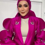Erra Fazira Instagram - One and only Primadona Malaysia Erra Fazira @errafazira in #asyrafarrif custom fushia purple suit with statement sleeves for The Masked Singer 2023 
🩷🩷🩷
Makeup @kasihcicie 
Hijabstylist @mr_asyrafffff 
Pa @sharendrarazak 
.
#suit #blazer #ladiessuit #photography #picuture #makeup #artist #malaysianartist #themaskedsingermalaysia  #errafazira  #maskedsinger #maskedsingermalaysia #maskedsingerS4