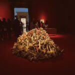 Clara Galle Instagram - Cogí un vuelo sola a Londres, me quiero quedar. 🕷️🖤

-Foto hecha por un desconocido. Tate Modern. Leonardo Drew (“Number 185”) 
- BEN wiiiiii
- Led Zeppelin ⚡️
- RA. Marina Abramović (“Balkan Baroque”)
- Fotos hechas con desechable✨
- Alguien me regaló un cinnamon roll!! 🥹
- RA. Marina Abramović (“Rest Energy”)
- I needed a hug 🥲🌲
- Se me puso la piel de gallina al pasar por esa puerta!! Es curioso, he sentido que he cruzado una muy importante durante este viaje. RA. Marina Abramović 
- Reflejo n°22