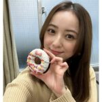 Nozomi Sasaki Instagram - 現場でドーナツを差し入れしました🍩
クリスマスのリースのドーナツをオーダーして#イクミママ に作っていただきました！可愛い！
それとは別に、我が家用のシンプルなドーナツも10個オーダー。優しい味がたまらない！好き！写真撮る前に思わず食べてしまい失礼😅