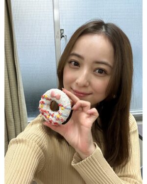 Nozomi Sasaki Instagram - 現場でドーナツを差し入れしました🍩
クリスマスのリースのドーナツをオーダーして#イクミママ に作っていただきました！可愛い！
それとは別に、我が家用のシンプルなドーナツも10個オーダー。優しい味がたまらない！好き！写真撮る前に思わず食べてしまい失礼😅