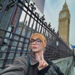 Clara Galle Instagram - Cogí un vuelo sola a Londres, me quiero quedar. 🕷️🖤

-Foto hecha por un desconocido. Tate Modern. Leonardo Drew (“Number 185”) 
- BEN wiiiiii
- Led Zeppelin ⚡️
- RA. Marina Abramović (“Balkan Baroque”)
- Fotos hechas con desechable✨
- Alguien me regaló un cinnamon roll!! 🥹
- RA. Marina Abramović (“Rest Energy”)
- I needed a hug 🥲🌲
- Se me puso la piel de gallina al pasar por esa puerta!! Es curioso, he sentido que he cruzado una muy importante durante este viaje. RA. Marina Abramović 
- Reflejo n°22