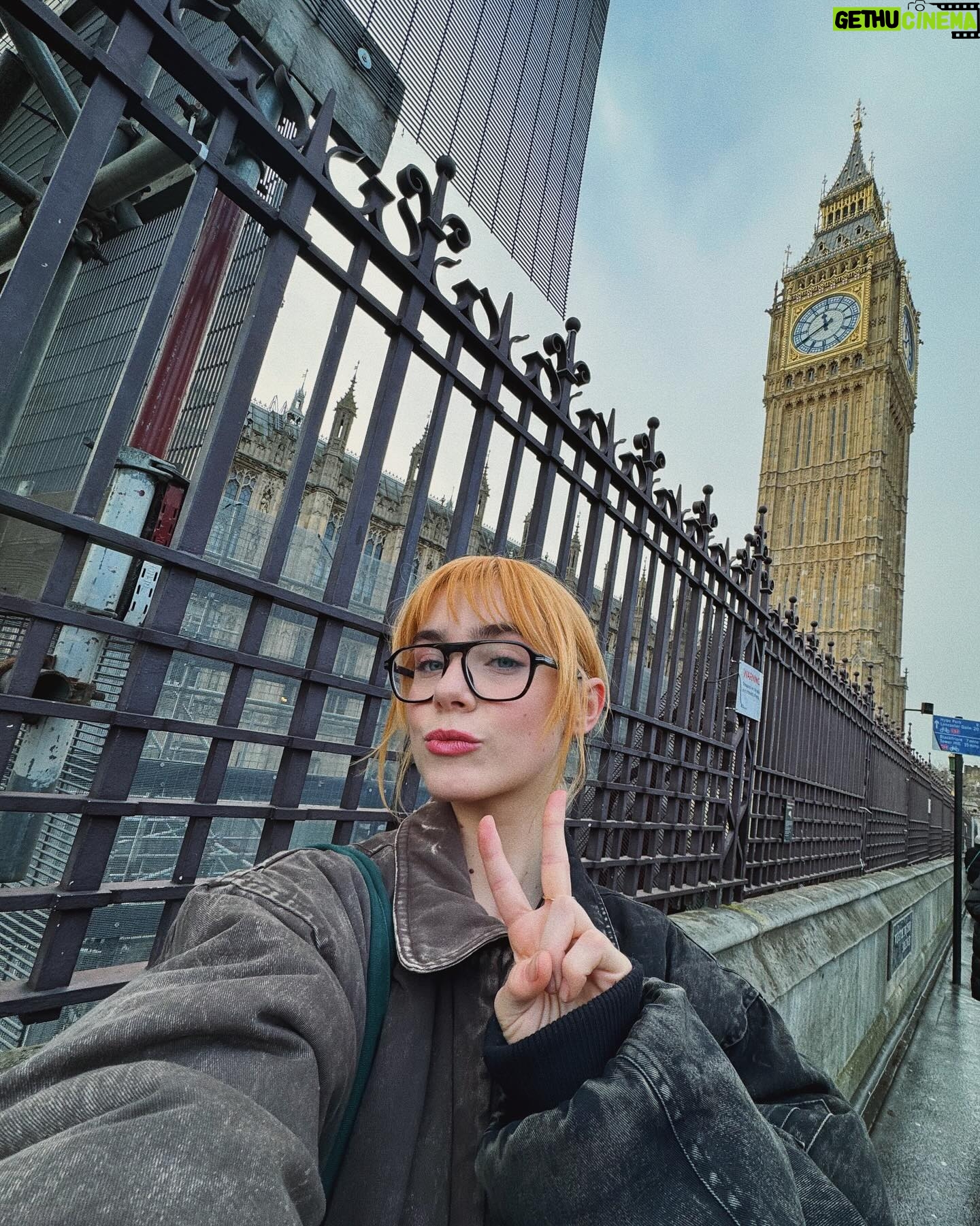 Clara Galle Instagram - Cogí un vuelo sola a Londres, me quiero quedar. 🕷️🖤
-Foto hecha por un desconocido. Tate Modern. Leonardo Drew (“Number 185”)
- BEN wiiiiii
- Led Zeppelin ⚡️
- RA. Marina Abramović (“Balkan Baroque”)
- Fotos hechas con desechable✨
- Alguien me regaló un cinnamon roll!! 🥹
- RA. Marina Abramović (“Rest Energy”)
- I needed a hug 🥲🌲
- Se me puso la piel de gallina al pasar por esa puerta!! Es curioso, he sentido que he cruzado una muy importante durante este viaje. RA. Marina Abramović
- Reflejo n°22