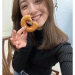Nozomi Sasaki Instagram - 現場でドーナツを差し入れしました🍩
クリスマスのリースのドーナツをオーダーして#イクミママ に作っていただきました！可愛い！
それとは別に、我が家用のシンプルなドーナツも10個オーダー。優しい味がたまらない！好き！写真撮る前に思わず食べてしまい失礼😅
