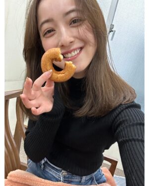 Nozomi Sasaki Instagram - 現場でドーナツを差し入れしました🍩
クリスマスのリースのドーナツをオーダーして#イクミママ に作っていただきました！可愛い！
それとは別に、我が家用のシンプルなドーナツも10個オーダー。優しい味がたまらない！好き！写真撮る前に思わず食べてしまい失礼😅