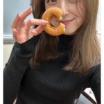 Nozomi Sasaki Instagram - 現場でドーナツを差し入れしました🍩
クリスマスのリースのドーナツをオーダーして#イクミママ に作っていただきました！可愛い！
それとは別に、我が家用のシンプルなドーナツも10個オーダー。優しい味がたまらない！好き！写真撮る前に思わず食べてしまい失礼😅