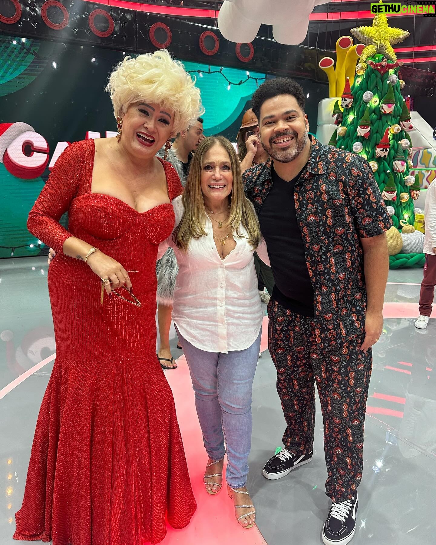 Susana Vieira Instagram - Querido @marcosmion, família Mion e amigos do programa @caldeiraocommion … É sempre uma alegria estar com vocês! Obrigada! ✨
Feliz Natal, amores! 🙏🏻❤️🎄🎅🏻