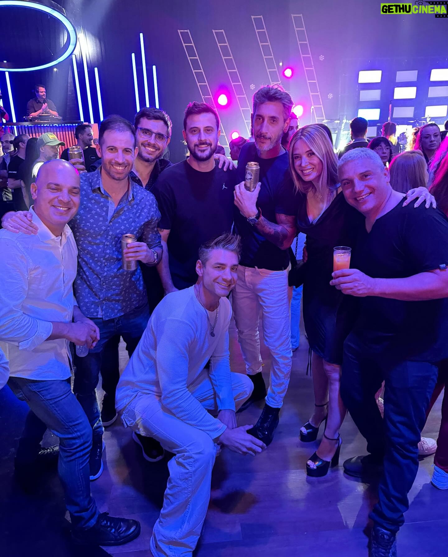 Jésica Cirio Instagram - Les muestro un poquito de lo que vivimos ayer en la fiesta de fin de año de @telefe 🥳🙌🏻 Amo ser parte de un canal que me trata con tanto cariño y amor hace tantos años. @darioturo @guillermo.pendino @andrea_tuozzo @fedelevrino ❤️
Mi look:
✨ @iman_official