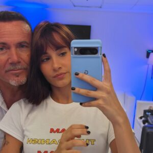 Aitana Instagram - Papa. 
Te escribo esto ya llorando y todavía ni he empezado.
Te tengo aquí al lado mío de la cama, porque duermes conmigo cuando me siento sola, cuando más te necesito y ahí estás, siempre, para acompañarme en las noches más oscuras y también en las más luminosas. Para reírnos sin parar por tonterías o llorar sin parar por lo mismo. 
Ahí estás cuando no sé a quién recurrir, obvio tú y la mama pero… pero hoy es tu cumpleaños y no uno cualquiera, ya son 60. 
Siempre dices que vas a llegar a los 100 y yo sé que sí, porque no he conocido a nadie con tanta vida como tú. 
Me acuerdo de todas las veces que te gritaba desde mi habitación y te decía “papa ven, tengo miedo”, y tú venías y estabas conmigo hasta que me dormía, muchas veces entreabría los ojos y te decía “por favor no te vayas” y tú siempre me decías “aquí voy a estar siempre”. 
Ni una sola vez has incumplido esa promesa, y se que eso es algo que solo tú harías por mi. 
Gracias por acompañarme en el camino, por cogerme de la mano y saltar, contigo no da miedo la caída. 
Por recordarme cada día que puedo con todo lo que me proponga. 
Siempre bromeo contigo y te digo que me has creado muchos miedos, siempre has querido protegerme de todo, pero en realidad si estoy donde estoy es gracias a ti y a la mama. Soy valiente por vosotros. Gracias por todo lo que me has enseñado y me sigues enseñado diariamente. 
Eres mi padre pero también un gran amigo, y eso es una suerte. 
Te quiero papá, 
feliz cumpleaños, felices 60.