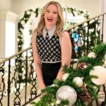 Elizabeth Banks Instagram - Happy Holidays from my staircase! 💫
(this is a hotel)