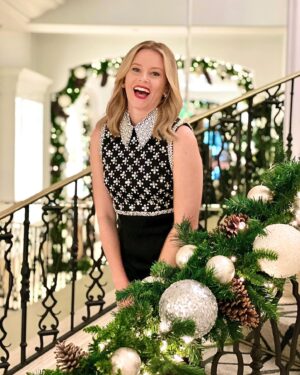 Elizabeth Banks Instagram - Happy Holidays from my staircase! 💫
(this is a hotel)