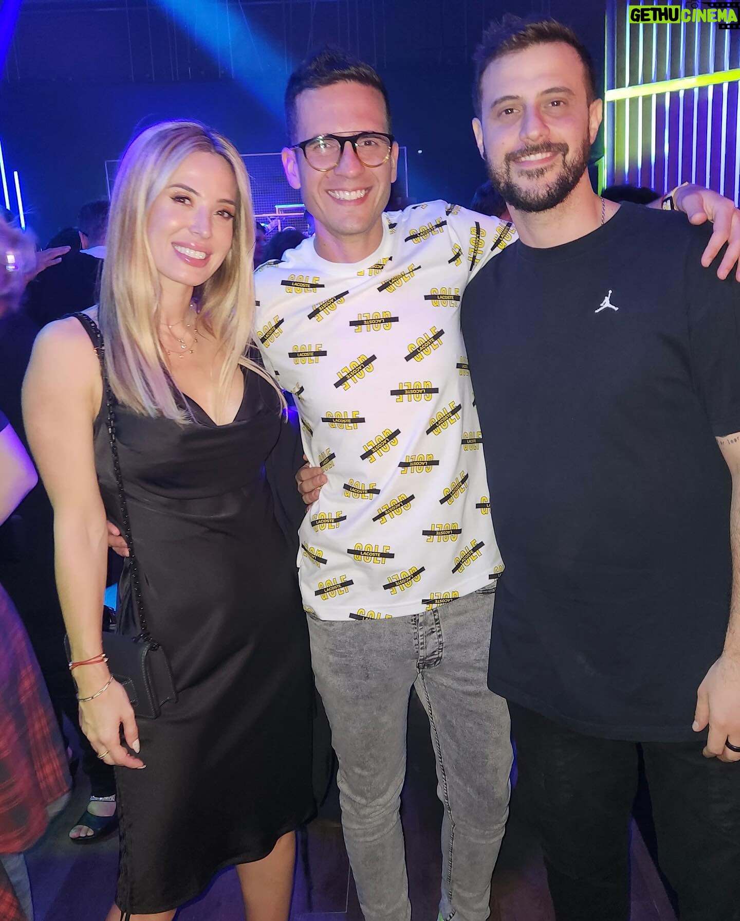 Jésica Cirio Instagram - Les muestro un poquito de lo que vivimos ayer en la fiesta de fin de año de @telefe 🥳🙌🏻 Amo ser parte de un canal que me trata con tanto cariño y amor hace tantos años. @darioturo @guillermo.pendino @andrea_tuozzo @fedelevrino ❤️
Mi look:
✨ @iman_official