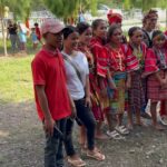 Karla Estrada Instagram – Ngayon araw , Dec23/2023 , ay nabigyan kami ng pagkakataon na makasama ang ilang kabataang estudyante ng Talaingod Elementaryschool, Davao Del Norte. at makasama ang ilan sa mga ipinagmamalaking nating katutubo, ang Manobo Tribe.

The Manobo tribe who are inhabitants of the island of Mindanao in the Philippines are a group of people speaking one of the languages that belong to the Manobo language family. Their origins can be traced back to the early Malay peoples who came from the surrounding islands of Southeast Asia. Today, their common cultural language and Malay heritage help to keep them connected. The total national population including the subgroups is 749,042 (NM 1994); occupying core areas from Sarangani island into the Mindanao mainland in the provinces of Agusan del Sur, Davao provinces, Bukidnon, and North and South Cotabato.

#talaingoddavaodelnorte🇵🇭 
#schoolsupliesdistribution 
#alagangtingogpartylist