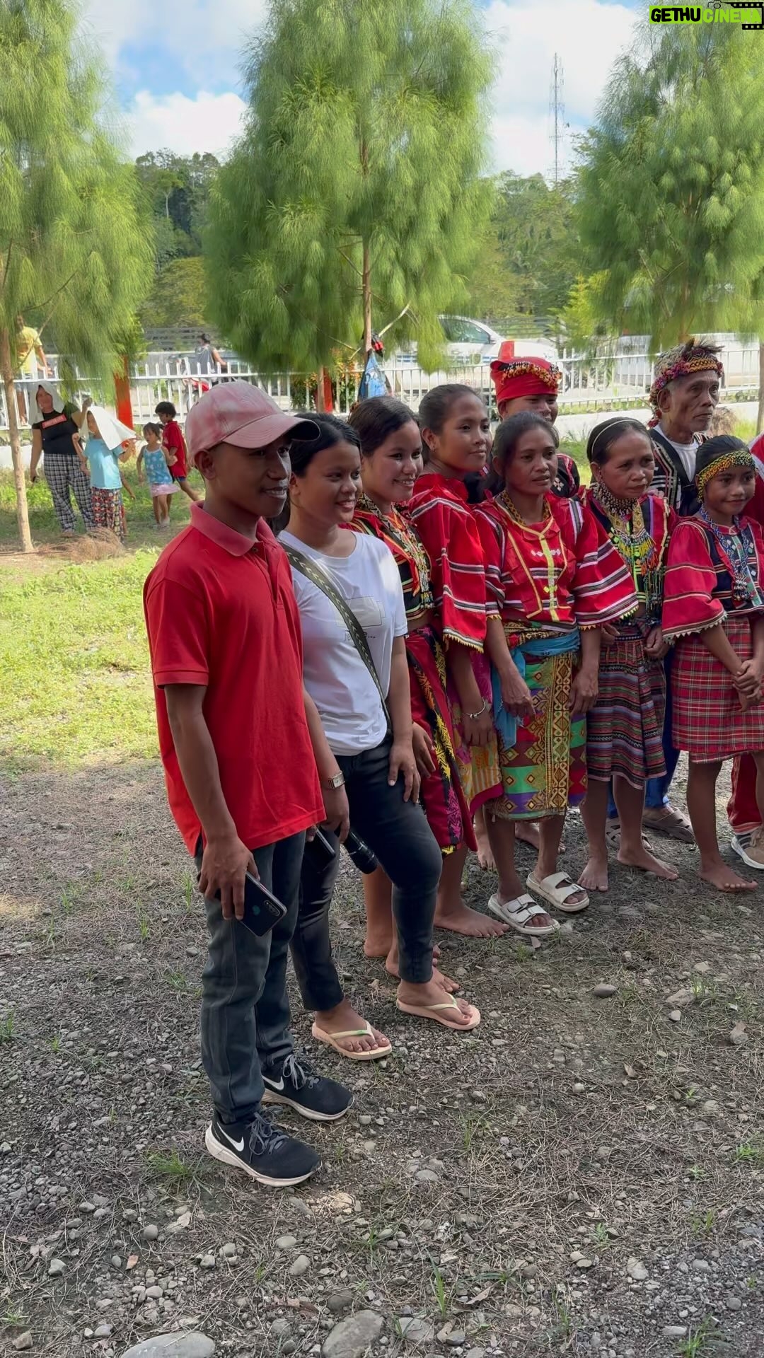 Karla Estrada Instagram - Ngayon araw , Dec23/2023 , ay nabigyan kami ng pagkakataon na makasama ang ilang kabataang estudyante ng Talaingod Elementaryschool, Davao Del Norte. at makasama ang ilan sa mga ipinagmamalaking nating katutubo, ang Manobo Tribe.
The Manobo tribe who are inhabitants of the island of Mindanao in the Philippines are a group of people speaking one of the languages that belong to the Manobo language family. Their origins can be traced back to the early Malay peoples who came from the surrounding islands of Southeast Asia. Today, their common cultural language and Malay heritage help to keep them connected. The total national population including the subgroups is 749,042 (NM 1994); occupying core areas from Sarangani island into the Mindanao mainland in the provinces of Agusan del Sur, Davao provinces, Bukidnon, and North and South Cotabato.
#talaingoddavaodelnorte🇵🇭
#schoolsupliesdistribution
#alagangtingogpartylist