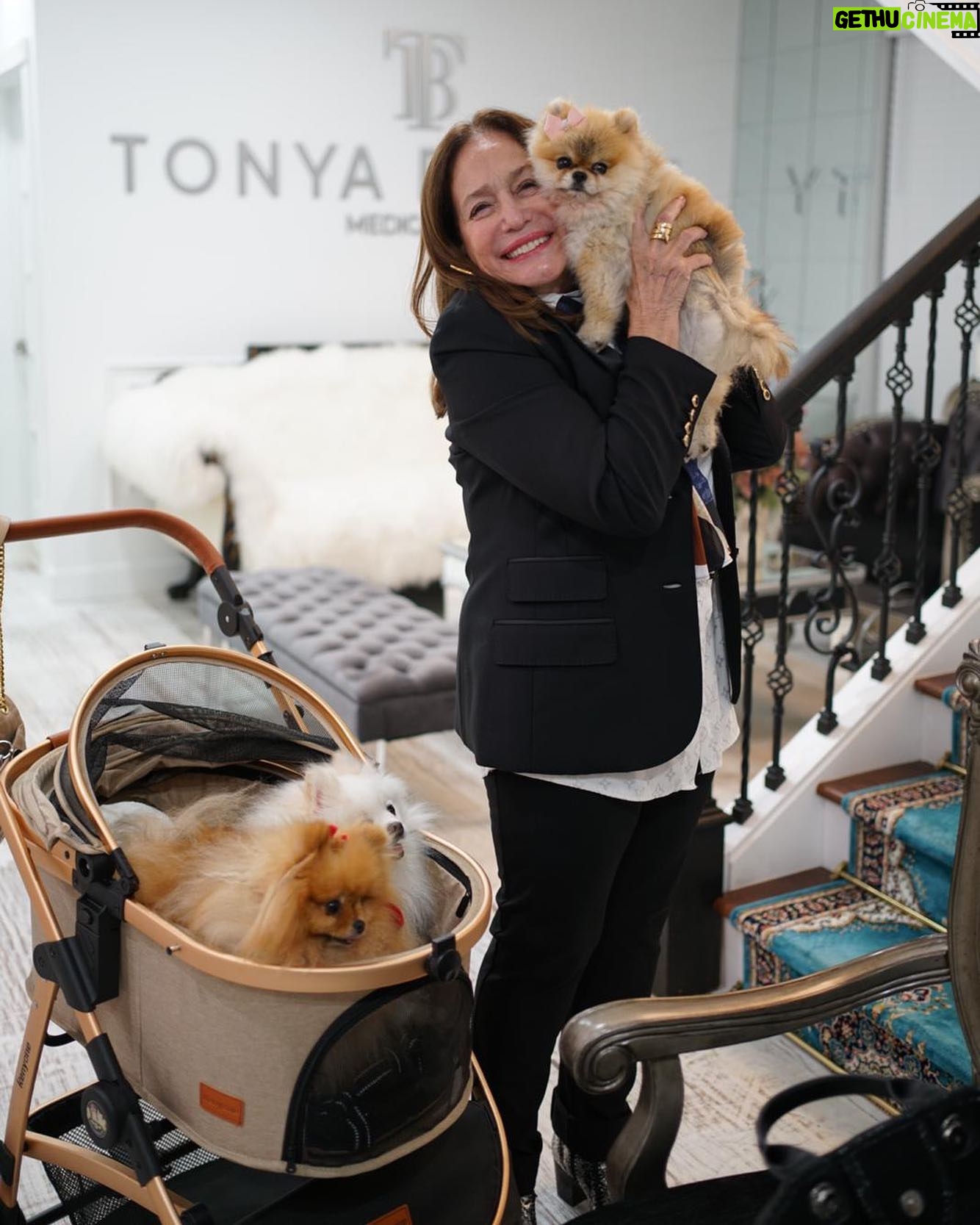 Susana Vieira Instagram - Tarde de beleza na @tonyabeauty para βgatasβ e cachorrinhos ππ