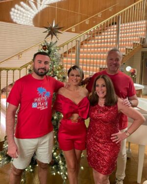Susana Vieira Instagram - Feliz Natal da minha família para a sua família!!! Que o amor prevaleça todos os dias! ❤️🎅🏻🎄🌟