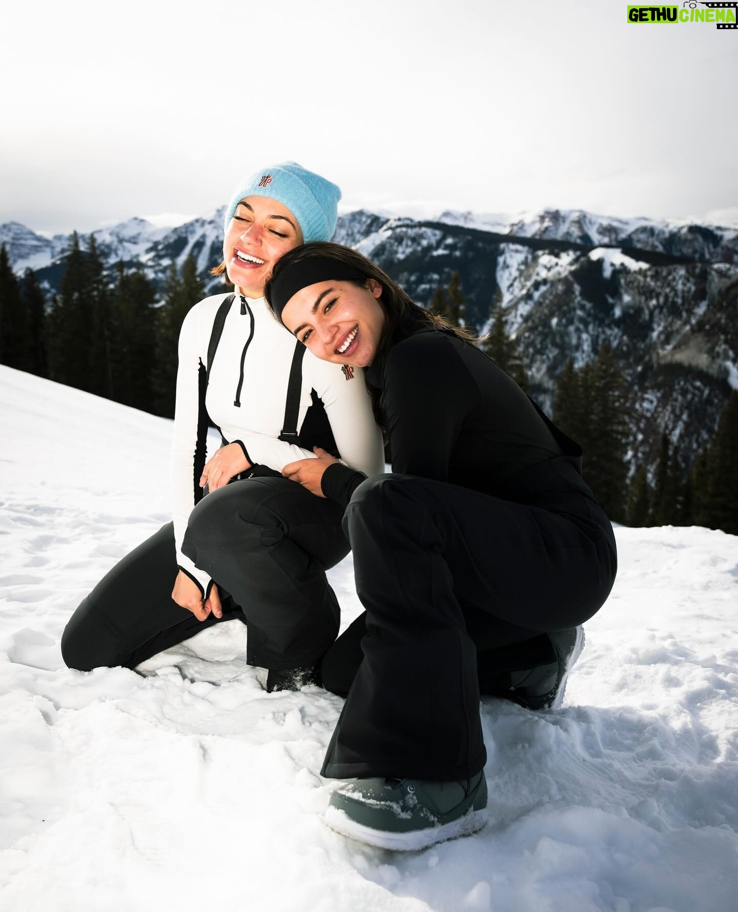 Isabela Merced Instagram - Great way to end the year with snowboarding lessons from @shaunwhite and the nicest gear from @whitespace_____ with an unmatched crew of amazing people 🤧 Couldn’t feel more grateful for everyone who made this experience possible. Love me some @nina & @shaunwhite 💞🏂 Best trip ever!!!!
📸: @mikedawsy & @_nickradford