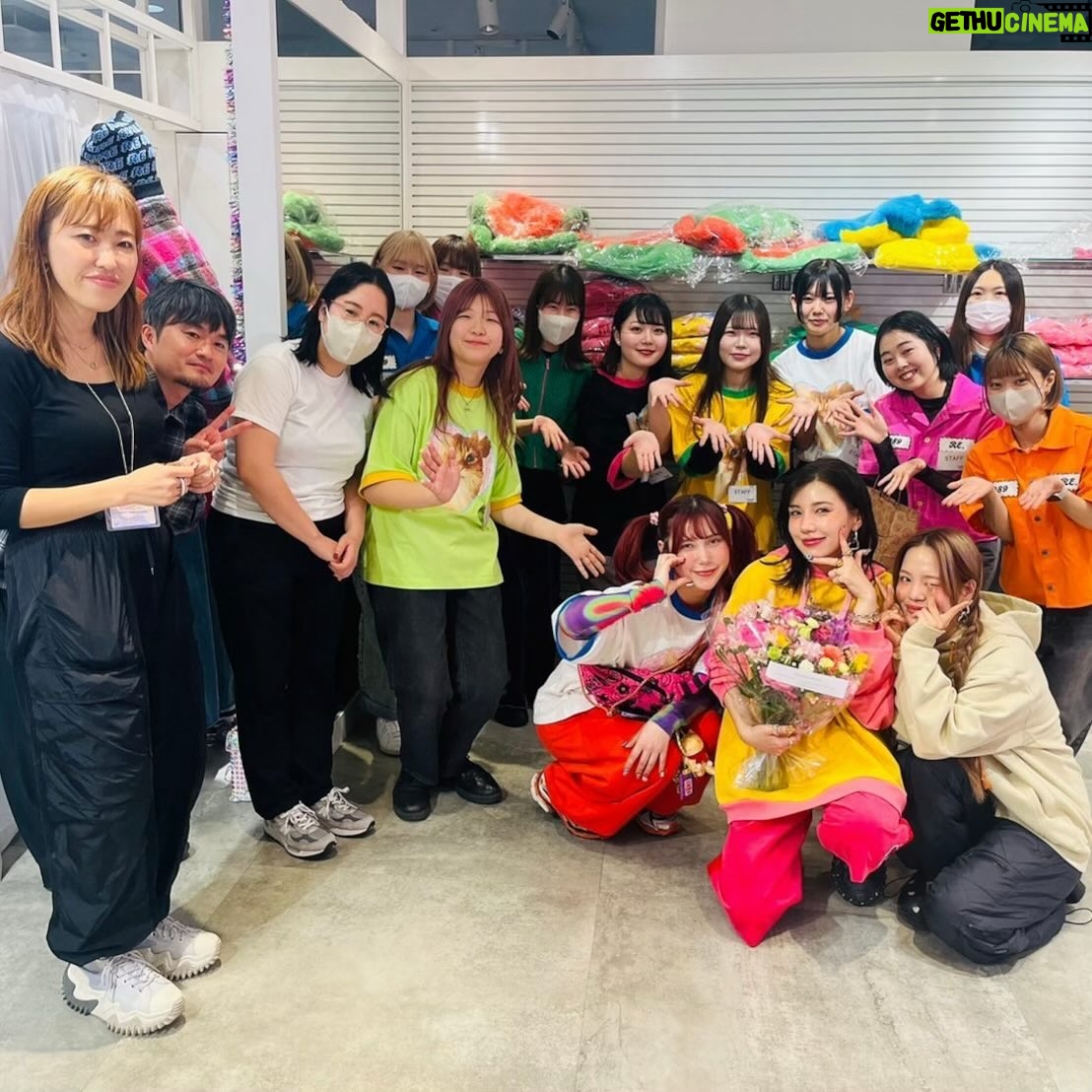 Riisa Naka Instagram - 2023年のポップアップもご来場いただき本当にありがとうございました🏠🩷✨🎄🩷🎅🏻今年も幸せな4日間でした🥹🩷もっとみんなとたくさんお話ししたくってたまらなかった😂✨本当にみんなだいすきだよ❤️朝から並んでくれたり、地方から来てくれたり、仕事帰りにダッシュで来てくれたり、すごく嬉しかったよ😍また会おうね🫶🏻✨
今回もパパママれいちゃんはじめたくさんのスタッフの方々に支えていただきました🥹本当にありがとうございました🤍🥹さらに、なすちゃんも搬入から最終日まで手伝ってくれて愛情たっぷりの体力オバケパワーをたくさんもらいました😍🥰
そして、夢のキャンディーハウス🍬🍭🏠貴重なクリスマス期間に原宿のど真ん中に建てることができて幸せでした🥹ラフォーレ原宿さま本当にありがとうございました🥹✨
12月25日の明日までなので皆様ぜひ実物を見に行ってね❤️
@re._oyoufukuyasan_
@re._reichan_
@laforet_h
@nasup
みんなステキなクリスマスイブを🎄❤️