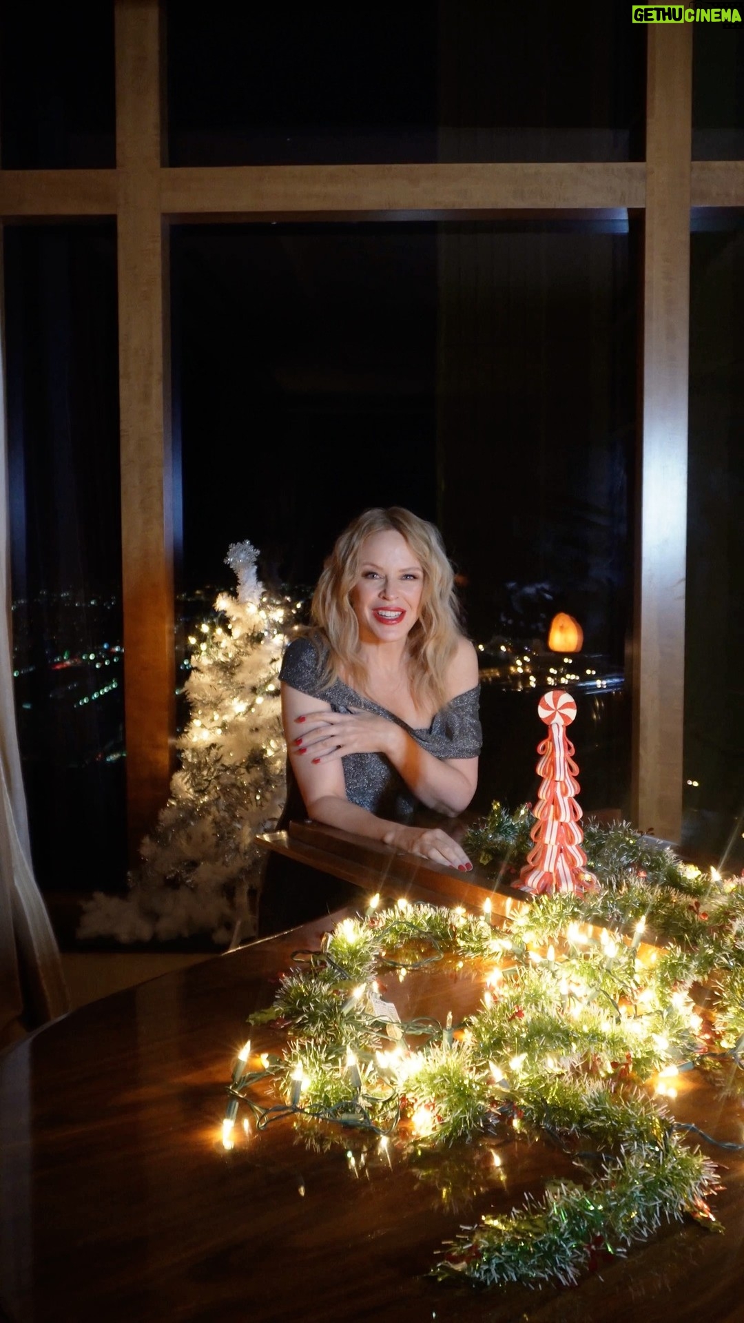 Kylie Minogue - 162.9K Likes - Happy Holidays Lovers!! 🎄❤️✨