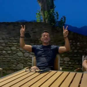Aitana Instagram - Papa. 
Te escribo esto ya llorando y todavía ni he empezado.
Te tengo aquí al lado mío de la cama, porque duermes conmigo cuando me siento sola, cuando más te necesito y ahí estás, siempre, para acompañarme en las noches más oscuras y también en las más luminosas. Para reírnos sin parar por tonterías o llorar sin parar por lo mismo. 
Ahí estás cuando no sé a quién recurrir, obvio tú y la mama pero… pero hoy es tu cumpleaños y no uno cualquiera, ya son 60. 
Siempre dices que vas a llegar a los 100 y yo sé que sí, porque no he conocido a nadie con tanta vida como tú. 
Me acuerdo de todas las veces que te gritaba desde mi habitación y te decía “papa ven, tengo miedo”, y tú venías y estabas conmigo hasta que me dormía, muchas veces entreabría los ojos y te decía “por favor no te vayas” y tú siempre me decías “aquí voy a estar siempre”. 
Ni una sola vez has incumplido esa promesa, y se que eso es algo que solo tú harías por mi. 
Gracias por acompañarme en el camino, por cogerme de la mano y saltar, contigo no da miedo la caída. 
Por recordarme cada día que puedo con todo lo que me proponga. 
Siempre bromeo contigo y te digo que me has creado muchos miedos, siempre has querido protegerme de todo, pero en realidad si estoy donde estoy es gracias a ti y a la mama. Soy valiente por vosotros. Gracias por todo lo que me has enseñado y me sigues enseñado diariamente. 
Eres mi padre pero también un gran amigo, y eso es una suerte. 
Te quiero papá, 
feliz cumpleaños, felices 60.