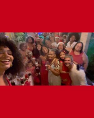 Juliana Alves Instagram - Carrosel de emoções natalinas!
Voltamos a nos reunir com essa família aqui também! 

Nosso elo é tão forte que nada consegue nos dispersar por muito tempo. Esse foi o exemplo que minha mãe mostrou com sua própria história. 

Obrigada, 2023 Valeu muito! 

#natal #familia #mae #Alves