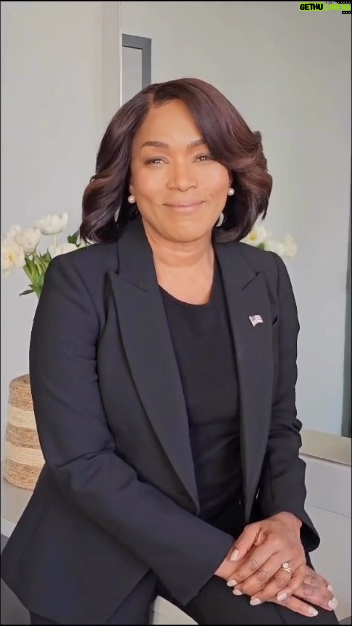 Angela Bassett Instagram - Happy holidays from our #911onABC family to yours. ❤️