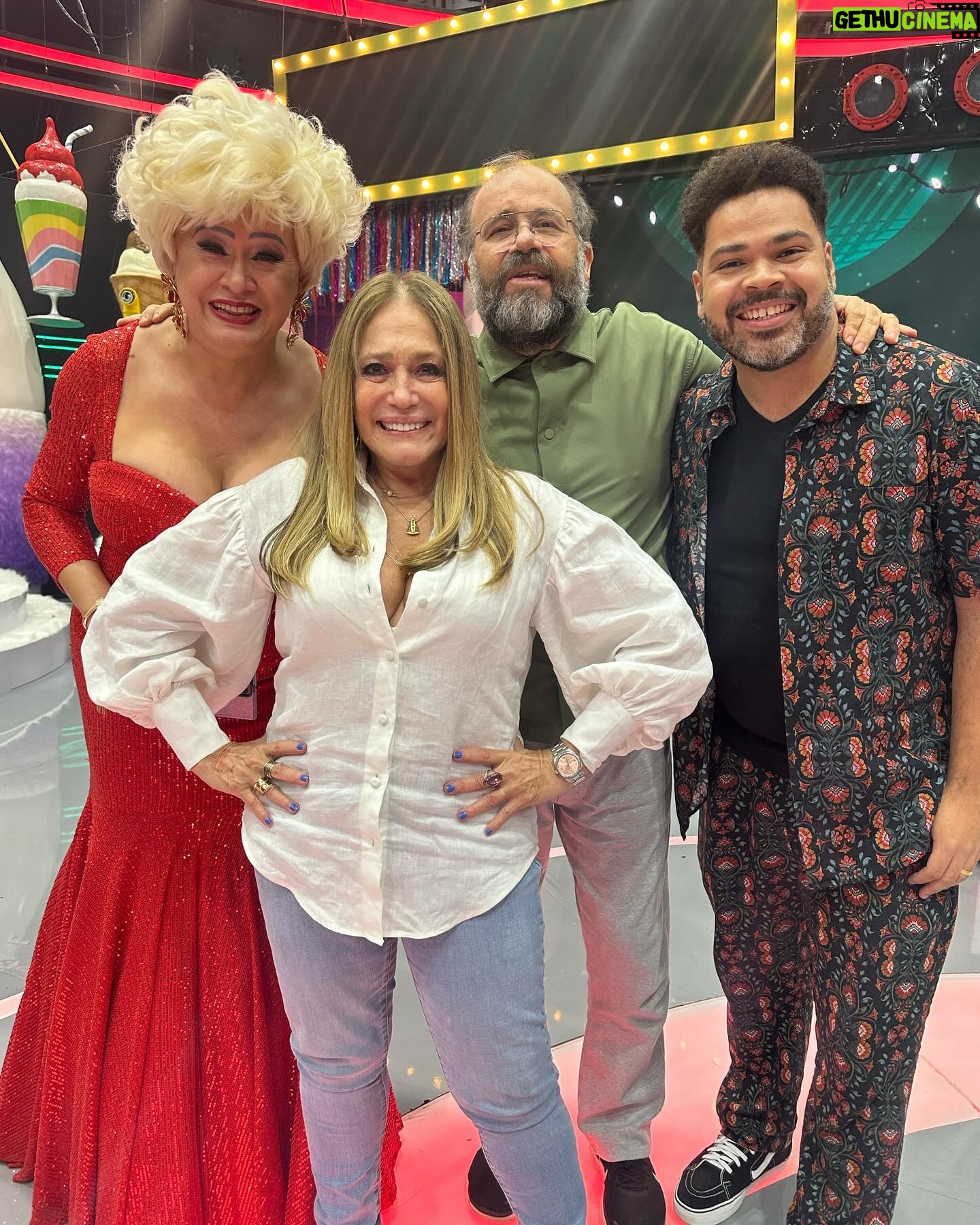 Susana Vieira Instagram - Querido @marcosmion, família Mion e amigos do programa @caldeiraocommion … É sempre uma alegria estar com vocês! Obrigada! ✨
Feliz Natal, amores! 🙏🏻❤️🎄🎅🏻